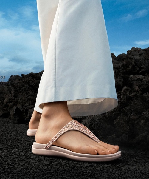 fitflop(フィットフロップ)の「SOLAY MIXED-CRYSTAL TOE-POST SANDALS / SOLAY ミックスクリスタル トゥポスト サンダル(サンダル・レディース・ブラック/ピンク・US5/US6/US7/US8)」の1枚目の写真