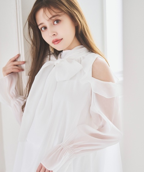 SWINGLE（スウィングル）の「【3/6(Fri)発売】オフショルフリルシアーブラウス（シャツ/ブラウス・レディース・ライトベージュ/オフホワイト/ライトグレー/ピンク・FREE）」の2枚目の写真