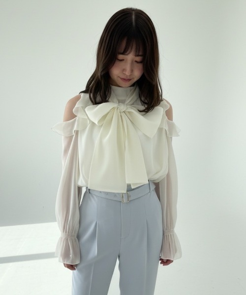 SWINGLE（スウィングル）の「【3/6(Fri)発売】オフショルフリルシアーブラウス（シャツ/ブラウス・レディース・ライトベージュ/オフホワイト/ライトグレー/ピンク・FREE）」の4枚目の写真