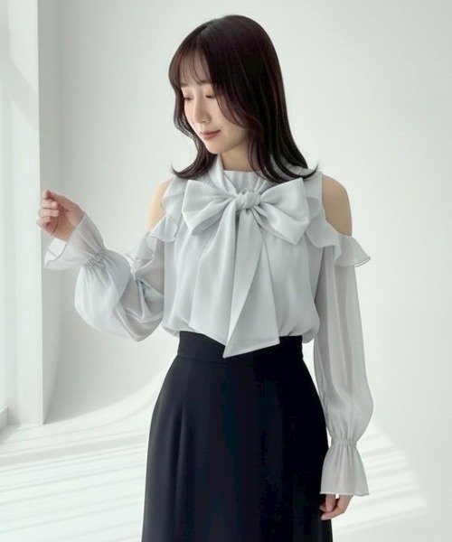 SWINGLE（スウィングル）の「【3/6(Fri)発売】オフショルフリルシアーブラウス（シャツ/ブラウス・レディース・ライトベージュ/オフホワイト/ライトグレー/ピンク・FREE）」の3枚目の写真