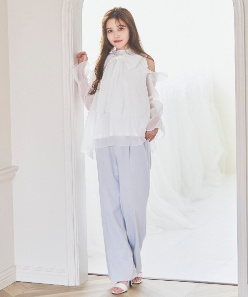 SWINGLE（スウィングル）の「【3/6(Fri)発売】オフショルフリルシアーブラウス（シャツ/ブラウス・レディース・ライトベージュ/オフホワイト/ライトグレー/ピンク・FREE）」の7枚目の写真