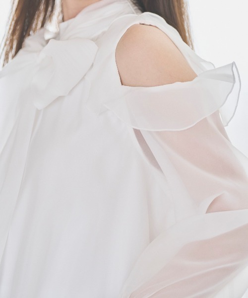 SWINGLE（スウィングル）の「【3/6(Fri)発売】オフショルフリルシアーブラウス（シャツ/ブラウス・レディース・ライトベージュ/オフホワイト/ライトグレー/ピンク・FREE）」の9枚目の写真