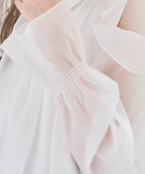 SWINGLE（スウィングル）の「【3/6(Fri)発売】オフショルフリルシアーブラウス（シャツ/ブラウス・レディース・ライトベージュ/オフホワイト/ライトグレー/ピンク・FREE）」の8枚目の写真