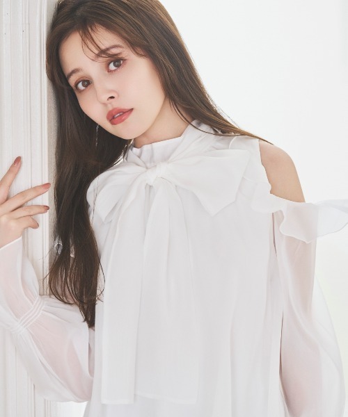 SWINGLE（スウィングル）の「【3/6(Fri)発売】オフショルフリルシアーブラウス（シャツ/ブラウス・レディース・ライトベージュ/オフホワイト/ライトグレー/ピンク・FREE）」の10枚目の写真