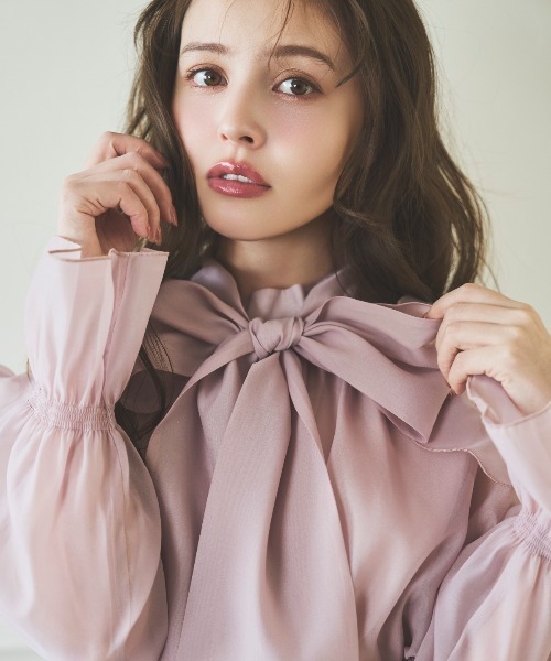 SWINGLE（スウィングル）の「【3/6(Fri)発売】オフショルフリルシアーブラウス（シャツ/ブラウス・レディース・ライトベージュ/オフホワイト/ライトグレー/ピンク・FREE）」の6枚目の写真