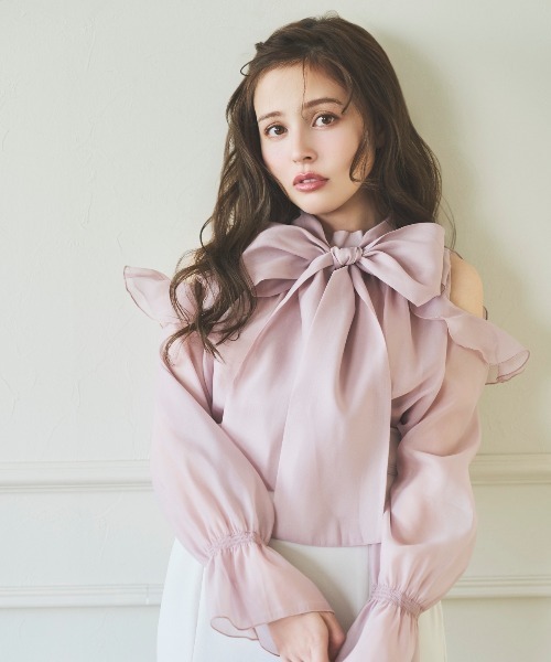 SWINGLE（スウィングル）の「【3/6(Fri)発売】オフショルフリルシアーブラウス（シャツ/ブラウス・レディース・ライトベージュ/オフホワイト/ライトグレー/ピンク・FREE）」の5枚目の写真