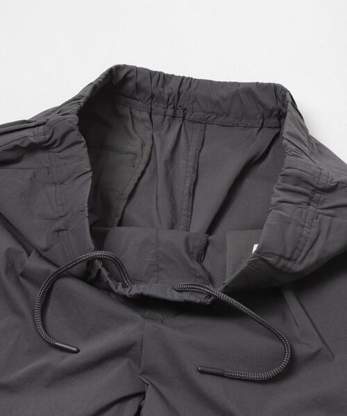 URBAN RESEARCH DOORS（アーバンリサーチドアーズ）の「『UVカット/接触冷感/吸水速乾』ストレッチクロスイージーパンツ（その他パンツ・メンズ・ブラック/チャコールグレー・LARGE/MEDIUM）」の14枚目の写真
