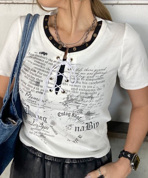 non-hedge(ノンヘッジ)の「アンサンブル風ロゴレースアップTシャツ(Tシャツ/カットソー・レディース・オフホワイト/ブラック/アイボリー/ブラウン/ワインレッド/グレー・FREE)」の2枚目の写真
