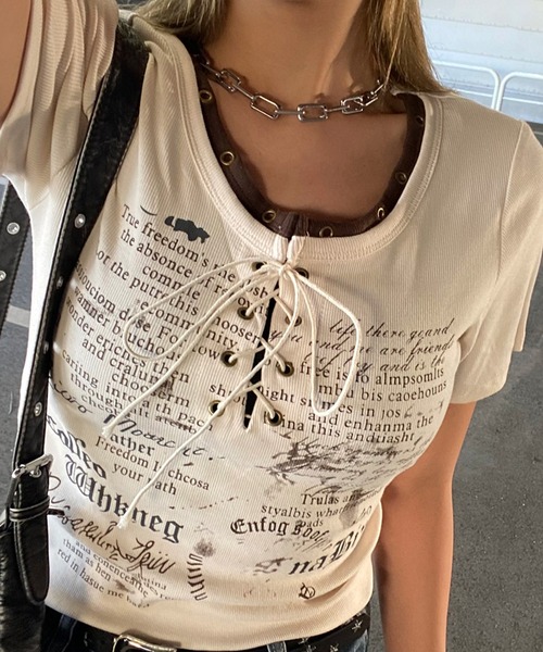 non-hedge(ノンヘッジ)の「アンサンブル風ロゴレースアップTシャツ(Tシャツ/カットソー・レディース・オフホワイト/ブラック/アイボリー/ブラウン/ワインレッド/グレー・FREE)」の3枚目の写真