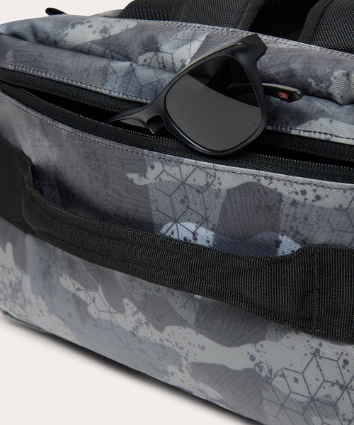 OAKLEY(オークリー)の「OAKLEY/オークリー バックパック FOS901980(バックパック/リュック・メンズ・ブラック×ブラック/ブラック×ホワイト・FREE)」の12枚目の写真
