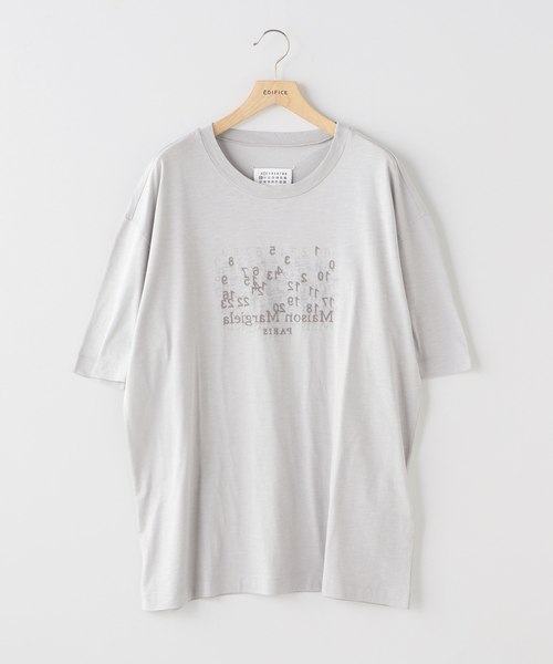 Maison Margiela(メゾンマルジェラ)の「MAISON MARGIELA(メゾン マルジェラ) Chaos logo T-shirt(Tシャツ/カットソー・メンズ・グレー/ブラック・MEDIUM/LARGE/SMALL)」の2枚目の写真