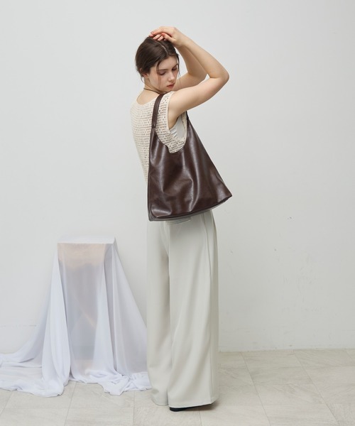 Aunue(オーヌ)の「【A4サイズ/PC収納可能】フェイクレザーラウンドトートバッグ(トートバッグ・レディース・ダークブラウン/ブラウン/アイボリー・FREE)」の18枚目の写真