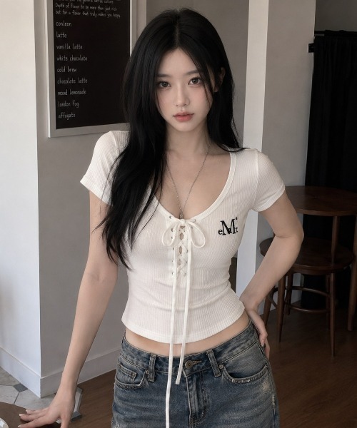 MUCENT(ムセント)の「A'GEM/9 × .kom 『MUCENT/ムセント』 SARON EYELET LACE-UP SLIM FIT HALF TEE/SARONアイレットレースアップスリームフィットTシャツ(Tシャツ/カットソー・レディース・ブラック/グレー/ホワイト・FREE)」の2枚目の写真