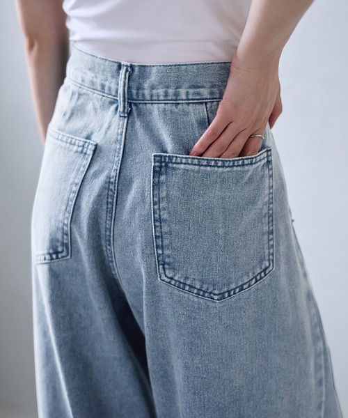 CHAN ME(チャンミ)の「フロントタックデニムパンツ(デニムパンツ・レディース・ライトブルー/インディゴブルー・MEDIUM/LARGE)」の11枚目の写真
