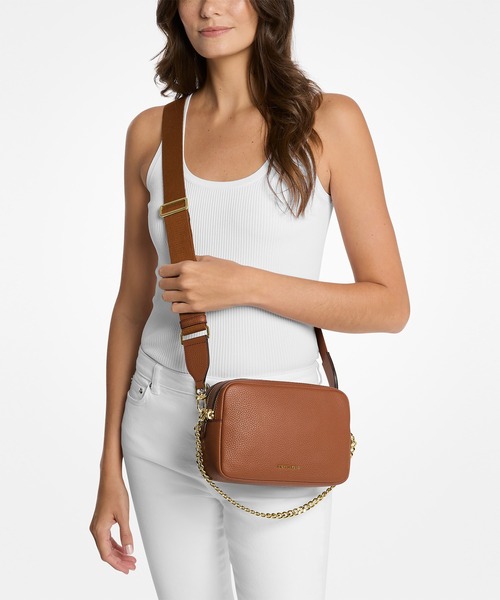 MICHAEL KORS（マイケルコース）の「BRYANT ぺブルレザー ダブルジップ チェーン カメラ クロスボディ ミディアム（ショルダーバッグ・レディース・ブラウン系・FREE）」の2枚目の写真