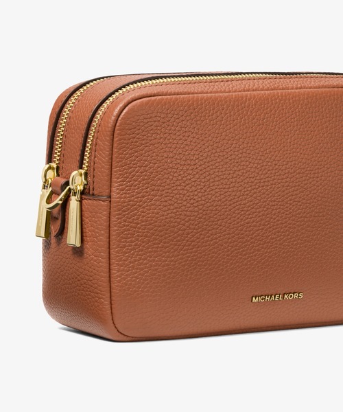 MICHAEL KORS（マイケルコース）の「BRYANT ぺブルレザー ダブルジップ チェーン カメラ クロスボディ ミディアム（ショルダーバッグ・レディース・ブラウン系・FREE）」の5枚目の写真