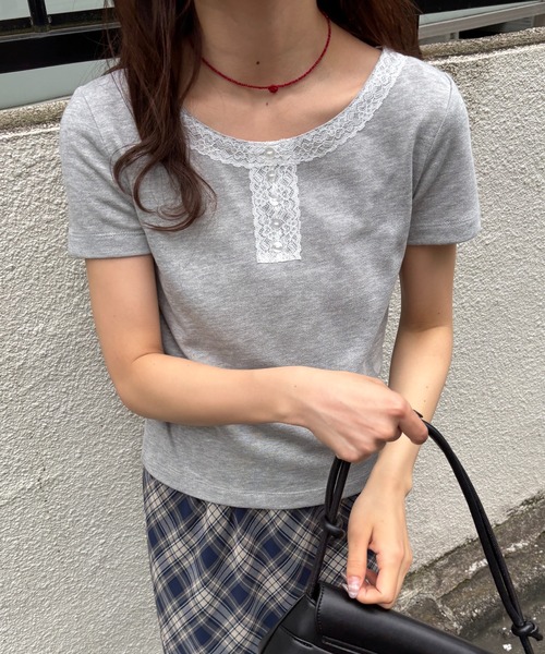 DISCOAT(ディスコート)の「【umm.】レースヘンリー半袖プルオーバー(Tシャツ/カットソー・レディース・グレー/アイボリー/ネイビー・FREE)」の3枚目の写真