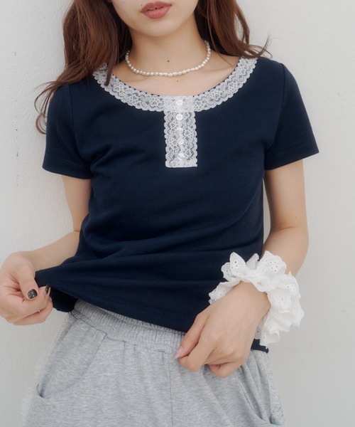 DISCOAT(ディスコート)の「【umm.】レースヘンリー半袖プルオーバー(Tシャツ/カットソー・レディース・グレー/アイボリー/ネイビー・FREE)」の4枚目の写真