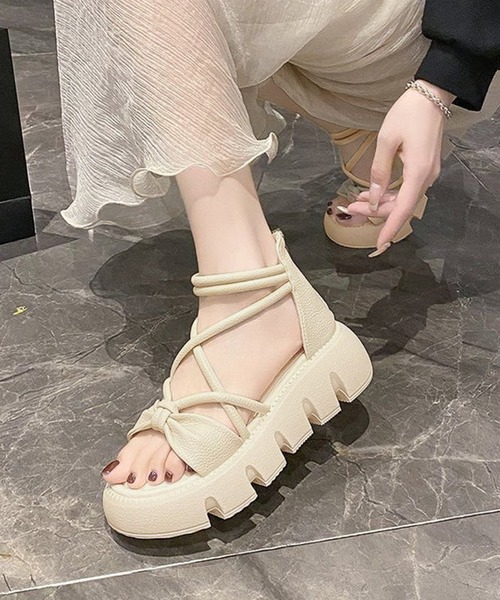 Songe(ソンジュ)の「ストラップ厚底サンダル(サンダル・レディース・ブラック/アイボリー・22.5cm/23cm/23.5cm/24cm/24.5cm)」の2枚目の写真