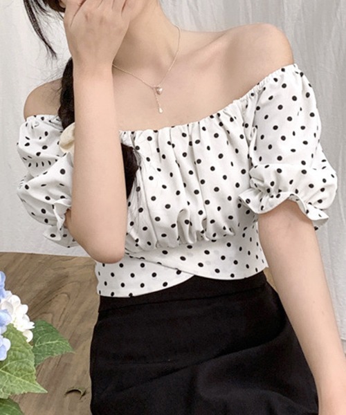 REMUR(レミュール)の「ドット柄オフショルトップス 2WAY ショート丈(Tシャツ/カットソー・レディース・ホワイト・FREE)」の1枚目の写真