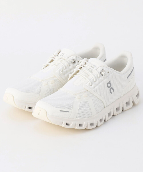 On（オン）の「ON/オン Cloud 6[23.5cm～24.5cm展開]/クラウド6（スニーカー）（スニーカー・レディース・ブラック/オフホワイト・7.5/6.5）」の2枚目の写真
