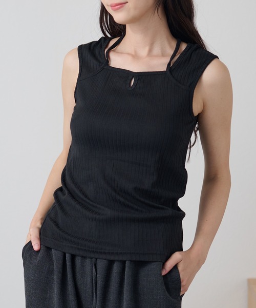 DAYRA(デイラ)の「クルーネック ストラップ ノースリーブ リブ トップス(Tシャツ/カットソー・レディース・チャコールグレー/ブラック・FREE)」の1枚目の写真