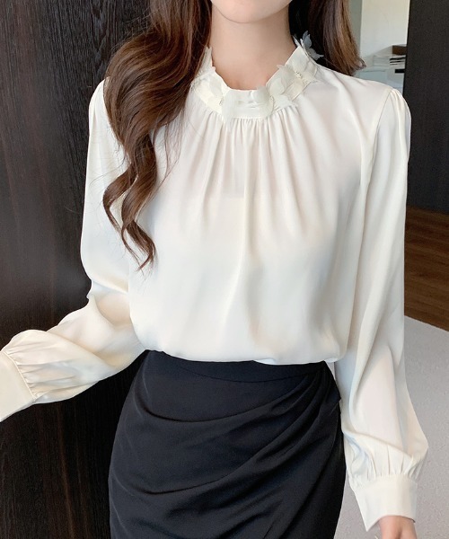 AMAJI（アマジ）の「ビジュー付き スタンドカラー サテン長袖シャツ（シャツ/ブラウス・レディース・ベージュ・SMALL/MEDIUM/LARGE/X-LARGE）」の3枚目の写真