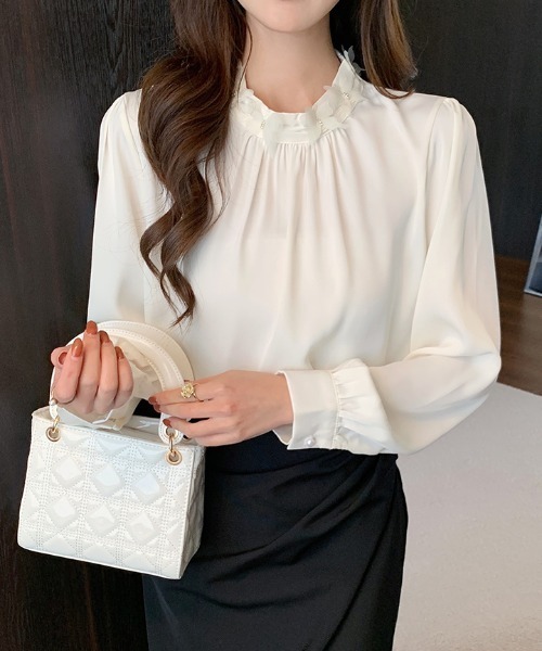 AMAJI（アマジ）の「ビジュー付き スタンドカラー サテン長袖シャツ（シャツ/ブラウス・レディース・ベージュ・SMALL/MEDIUM/LARGE/X-LARGE）」の2枚目の写真
