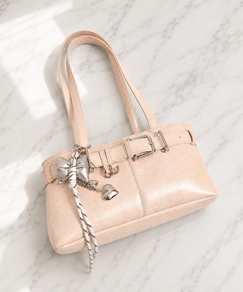GRESHEL(グレッシェル)の「リボンチャーム付き ベルトデザインワンショルダーバッグ(ショルダーバッグ・レディース・ワイン/ブラック/サーモンピンク・FREE)」の1枚目の写真