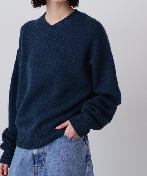 YLEVE(イレーヴ)の「YLEVE / WOOL CASHMERE MELANGE KNIT V NECK PULL OVER(ニット/セーター・レディース・ブラック/ブルー・1)」の10枚目の写真