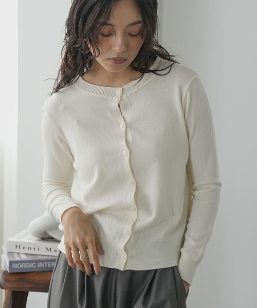 mili an deni(ミリアンデニ)の「ウォッシャブルクルーネックベーシックニットカーディガン(カーディガン/ボレロ・レディース・ブルー/チャコールグレー/ブラック/ネイビー/アイボリー/ライトベージュ・M)」の3枚目の写真