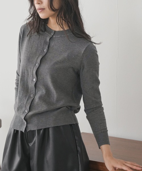 mili an deni(ミリアンデニ)の「ウォッシャブルクルーネックベーシックニットカーディガン(カーディガン/ボレロ・レディース・ブルー/チャコールグレー/ブラック/ネイビー/アイボリー/ライトベージュ・M)」の1枚目の写真