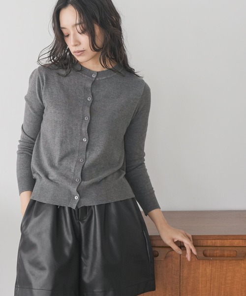 mili an deni(ミリアンデニ)の「ウォッシャブルクルーネックベーシックニットカーディガン(カーディガン/ボレロ・レディース・ブルー/チャコールグレー/ブラック/ネイビー/アイボリー/ライトベージュ・M)」の9枚目の写真