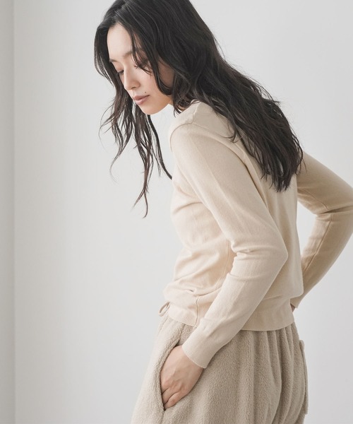 mili an deni(ミリアンデニ)の「ウォッシャブルクルーネックベーシックニットカーディガン(カーディガン/ボレロ・レディース・ブルー/チャコールグレー/ブラック/ネイビー/アイボリー/ライトベージュ・M)」の14枚目の写真