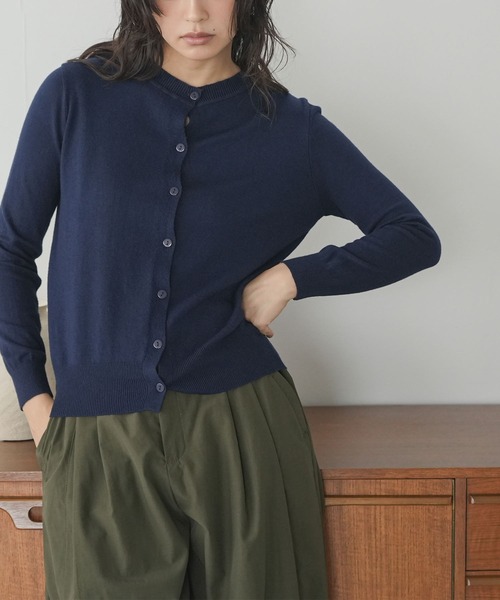 mili an deni(ミリアンデニ)の「ウォッシャブルクルーネックベーシックニットカーディガン(カーディガン/ボレロ・レディース・ブルー/チャコールグレー/ブラック/ネイビー/アイボリー/ライトベージュ・M)」の16枚目の写真