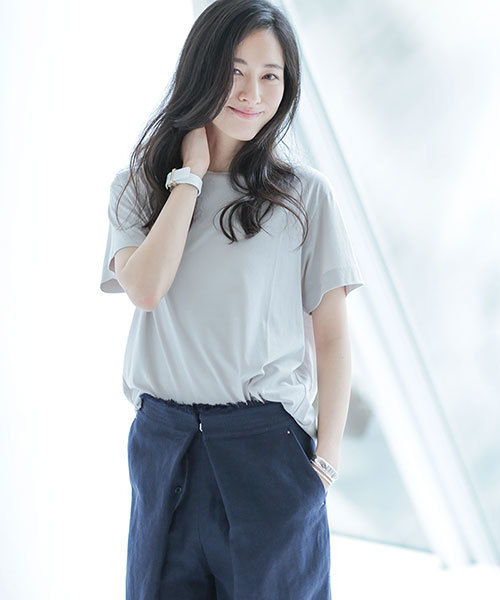 NANO universe（ナノユニバース）の「ベーシッククルーTee（Tシャツ/カットソー・レディース・ライトカーキ/ライトグレー/オフホワイト/クリーム/チャコール/ラベンダー・36/38）」の3枚目の写真