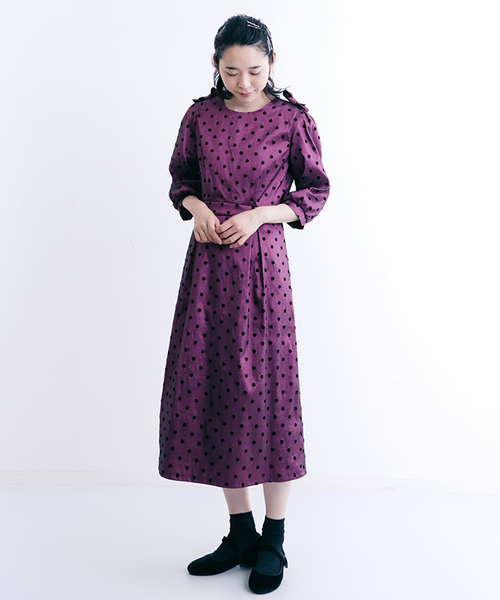 merlot plus（メルロープリュス）の「サテン調ドット柄パフスリーブ