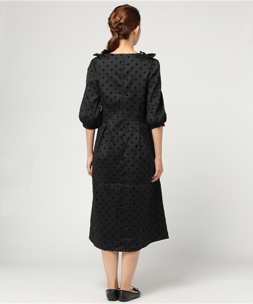 merlot plus（メルロープリュス）の「サテン調ドット柄パフスリーブ