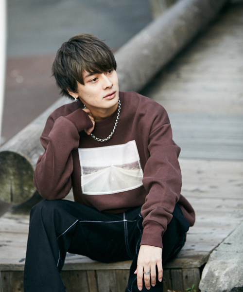 kutir(クティール)の「裏起毛ビッグトップス フォトプリント(スウェット・メンズ・ライトグレー/ブラック/ダークブラウン/ベージュ/ボルドー・MEDIUM/LARGE)」の3枚目の写真