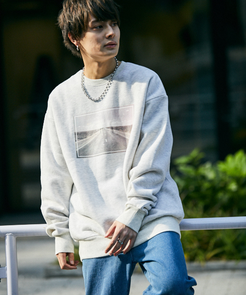 kutir(クティール)の「裏起毛ビッグトップス フォトプリント(スウェット・メンズ・ライトグレー/ブラック/ダークブラウン/ベージュ/ボルドー・MEDIUM/LARGE)」の2枚目の写真