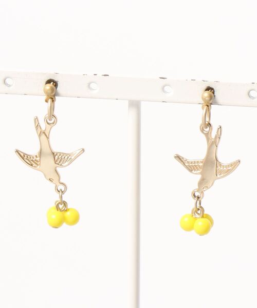 tone(トーン)の「【tschuss(チュース)】ヴィンテージビーズのピアス 「鳥と木の実」(ピアス(両耳用)・レディース・イエロー/ミント/ピンク/レッド・FREE)」の3枚目の写真