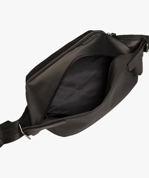 Cote&Ciel（コートエシエル）の「【cote&ciel/コートエシエル】 Isarau M Coated Canvas Black（ショルダーバッグ・メンズ・ブラック・FREE）」の4枚目の写真