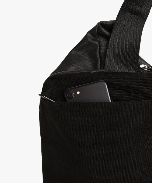 Cote&Ciel（コートエシエル）の「【cote&ciel/コートエシエル】 Isarau M Coated Canvas Black（ショルダーバッグ・メンズ・ブラック・FREE）」の5枚目の写真