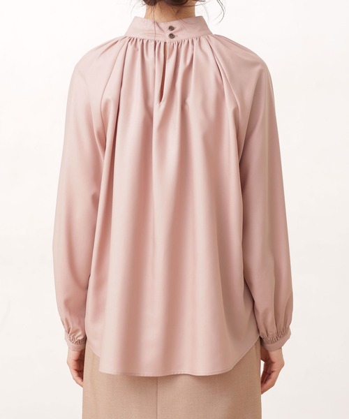 NANO universe（ナノユニバース）の「スタンドカラーギャザーブラウス