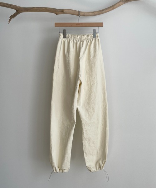 CANAL JEAN（キャナルジーン）の「via j(ヴィアジェイ) コットンドローストリングパンツ（その他パンツ・レディース・ブラック/アイボリー・ONE SIZE）」の4枚目の写真