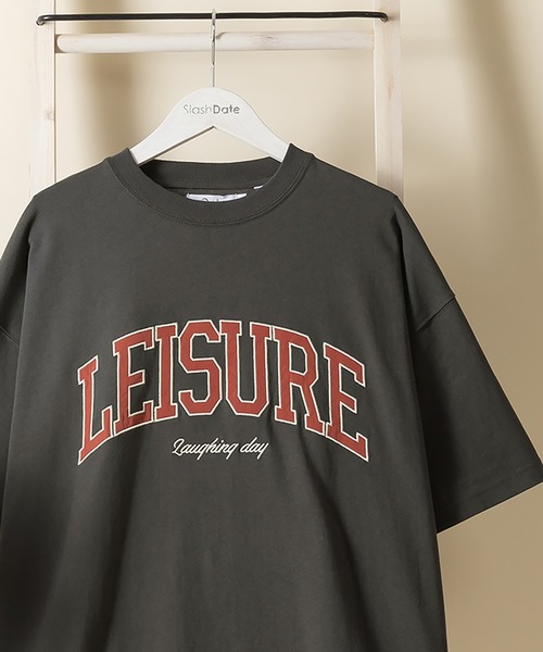 SlashDate(スラッシュデイト)の「カレッジロゴ刺繍プリント半袖Tシャツ/アーチロゴ/オーバーサイズ/ユニセックス/LEISURE(Tシャツ/カットソー・レディース・ブラック/ミント/ダークブルー/グレイッシュベージュ・M/L/XL)」の2枚目の写真