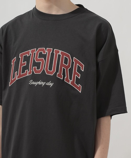 SlashDate(スラッシュデイト)の「カレッジロゴ刺繍プリント半袖Tシャツ/アーチロゴ/オーバーサイズ/ユニセックス/LEISURE(Tシャツ/カットソー・レディース・ブラック/ミント/ダークブルー/グレイッシュベージュ・M/L/XL)」の5枚目の写真