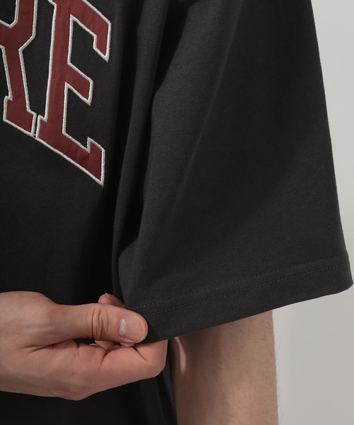 SlashDate(スラッシュデイト)の「カレッジロゴ刺繍プリント半袖Tシャツ/アーチロゴ/オーバーサイズ/ユニセックス/LEISURE(Tシャツ/カットソー・レディース・ブラック/ミント/ダークブルー/グレイッシュベージュ・M/L/XL)」の11枚目の写真