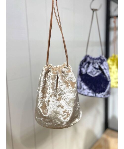Ungrid（アングリッド）の「ベロア巾着バッグ（ハンドバッグ・レディース・アイボリー/パープル/イエロー・FREE）」の2枚目の写真