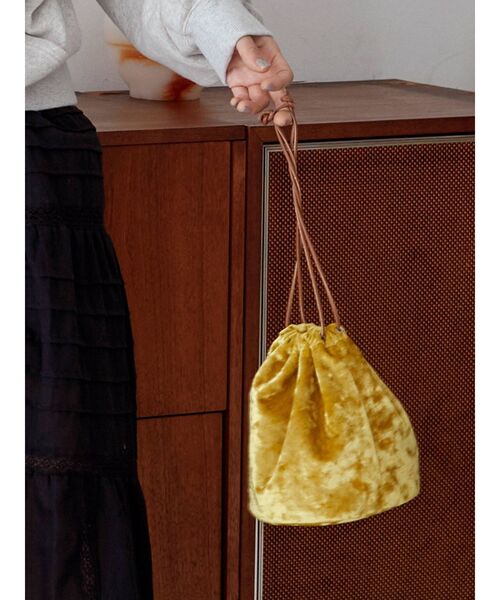 Ungrid（アングリッド）の「ベロア巾着バッグ（ハンドバッグ・レディース・アイボリー/パープル/イエロー・FREE）」の4枚目の写真
